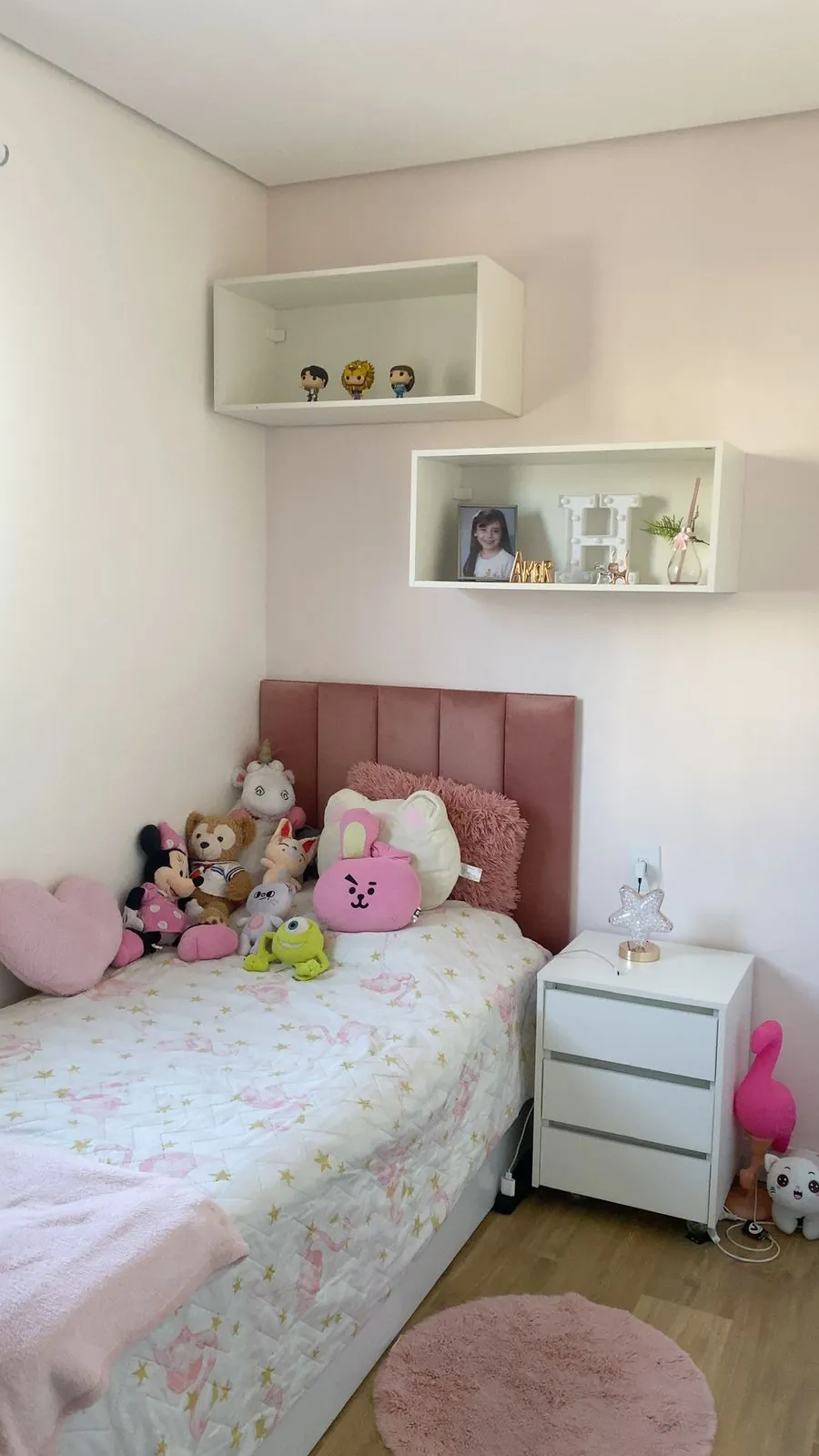 Quarto infantil planejado com nichos e marcenaria sob medida
