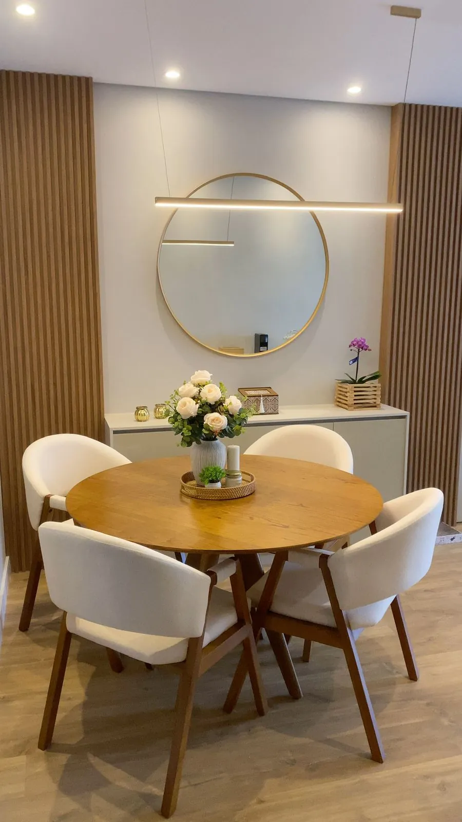 Sala de jantar planejada com buffet e revestimento ripado