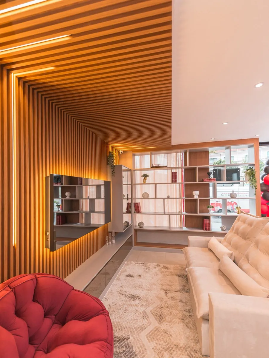 Sala planejada com painel ripado e estantes de marcenaria
