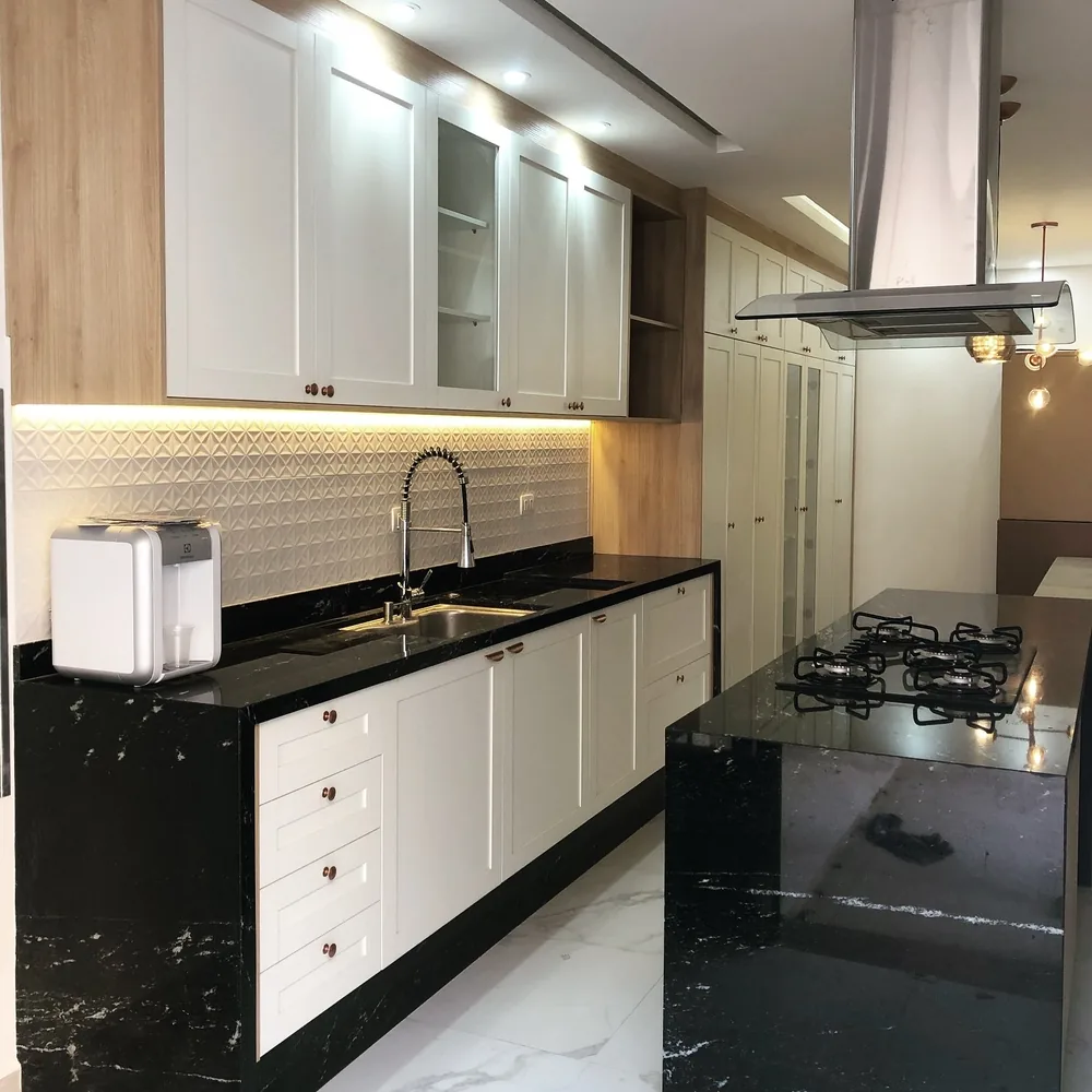 Cozinha planejada com bancada em mármore preto e coifa, projeto Kidar